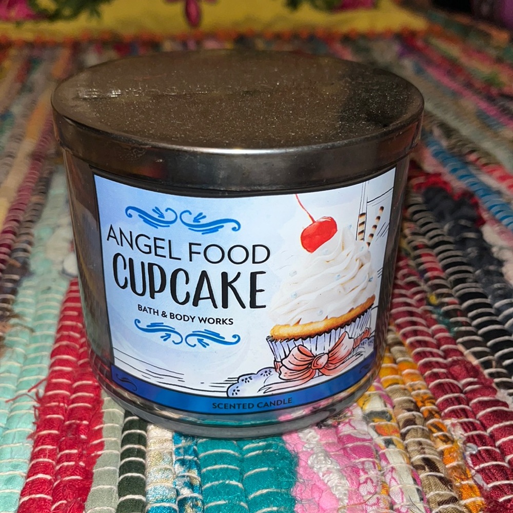 Angel Food Cupcake Bath & Body Works vintage candle 14.5 OZ cherry vanilla cake